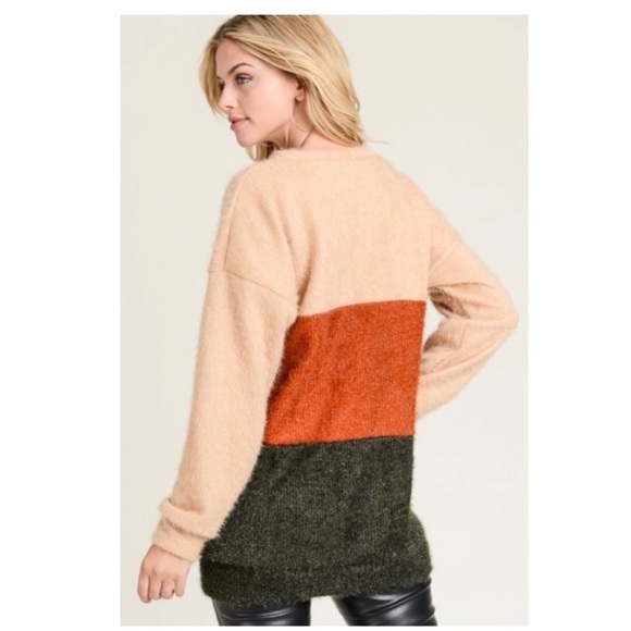 🆕🔥Multicolor Contrast Top with Round Neckline - Picture 4 of 6